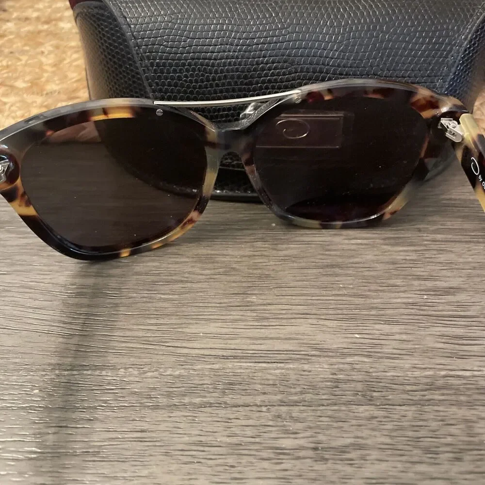 Oscar De La Renta Tortoise Brown  Sunglasses With Case Women’s